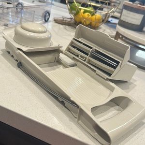 Pampered Chef Ultimate Slice and Grate.